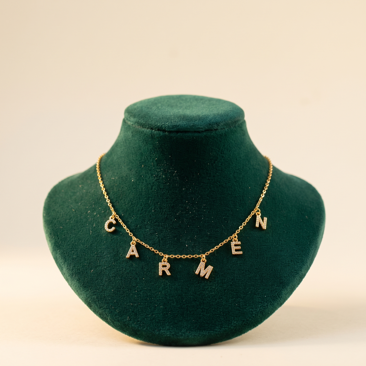 Collier prénom personnalisé - présentation velours