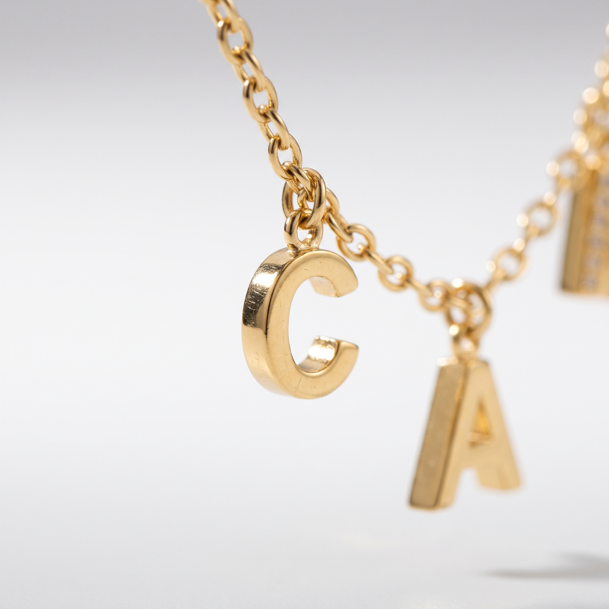 Collier prénom personnalisé - détail lettres